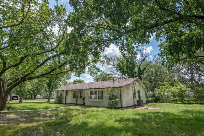 Building Photo - 3-Bed, 1.5-Bath with Detached Dual-Access ...