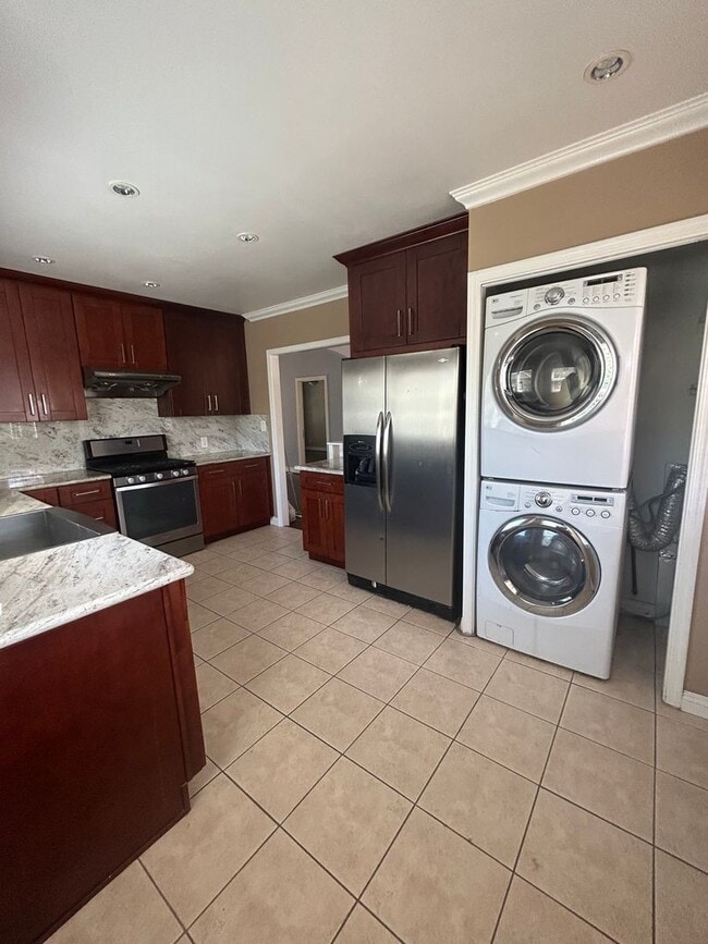 Building Photo - Beautiful Spacious 2Bd/2Bth with Bonus Family Room