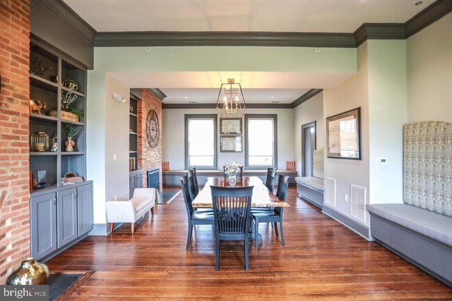 Building Photo - 611 E 7th St