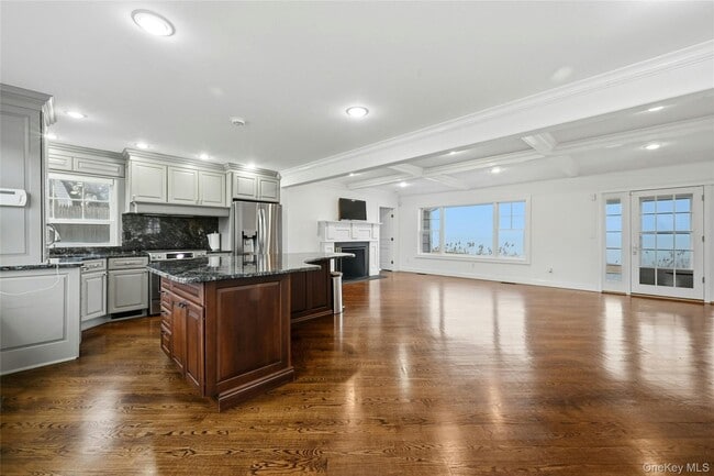 Building Photo - 20845 Soundview Ave