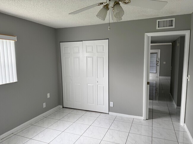 Building Photo - 116 Burgundy B