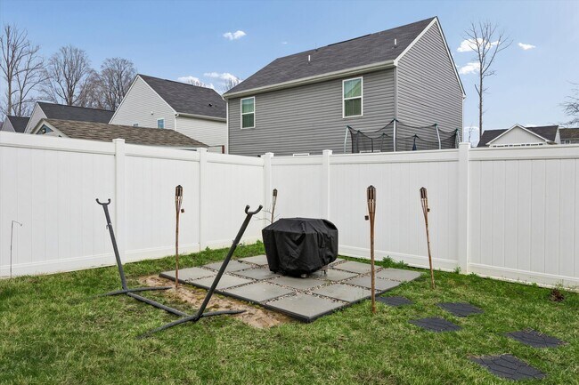 Building Photo - 4 Bedroom / 2.5 Bathroom - Marquis Hills