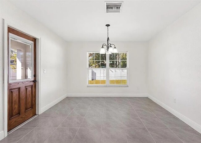 Building Photo - 8961 SE Hwy 42