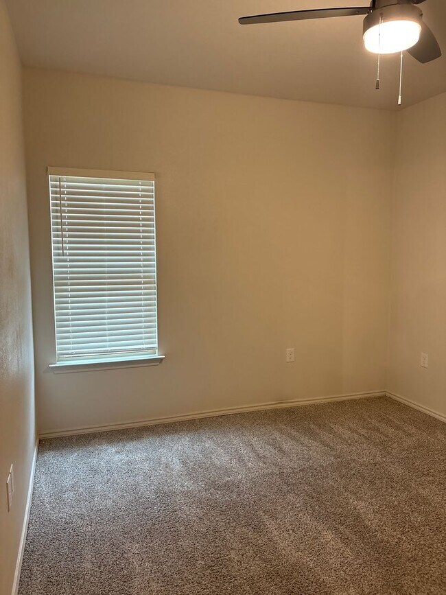 Building Photo - Comfort and style that won’t stretch your wallet