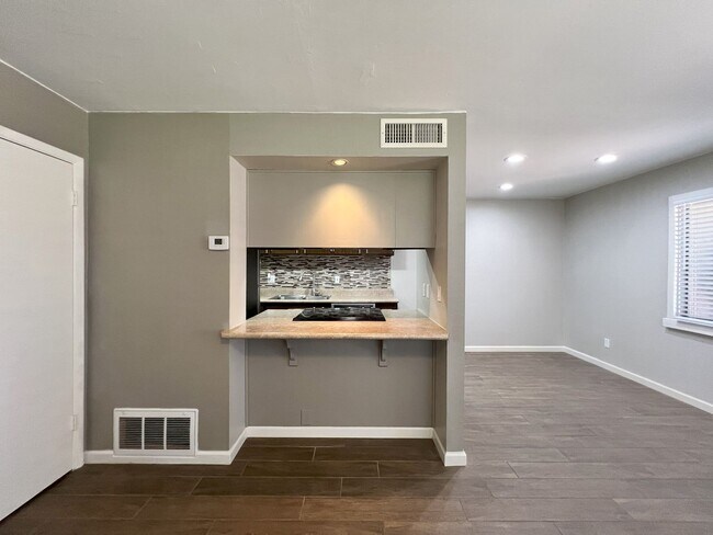 Building Photo - UPDATED 2 story townhome FOR RENT  **SAVE ...