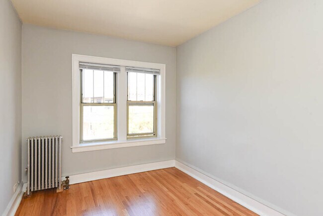 Building Photo - 5111 W Montrose Ave