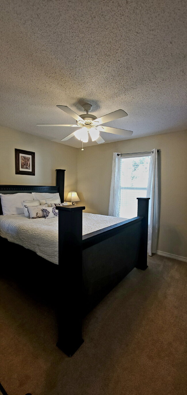 Building Photo - "Spacious 4-Bed Family Home in Milton with...