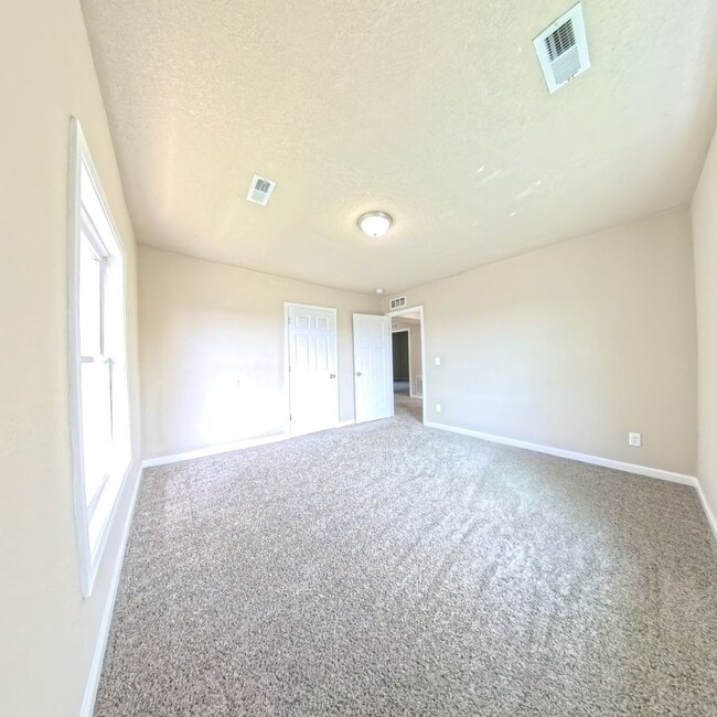Building Photo - Updated 6 bedroom 2 bathroom home