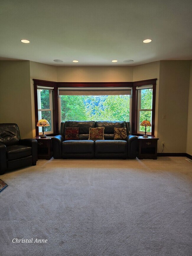 Building Photo - Beautiful Custom built home