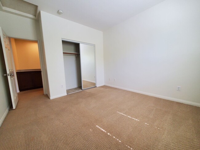 Building Photo - Spacious 4 Bedroom 3 Bath Two Story Riverp...