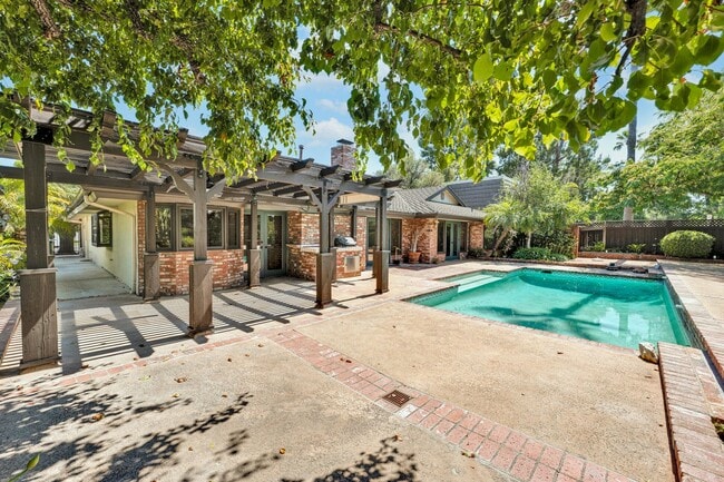 Building Photo - Perfect Entertaining Family Home with Larg...