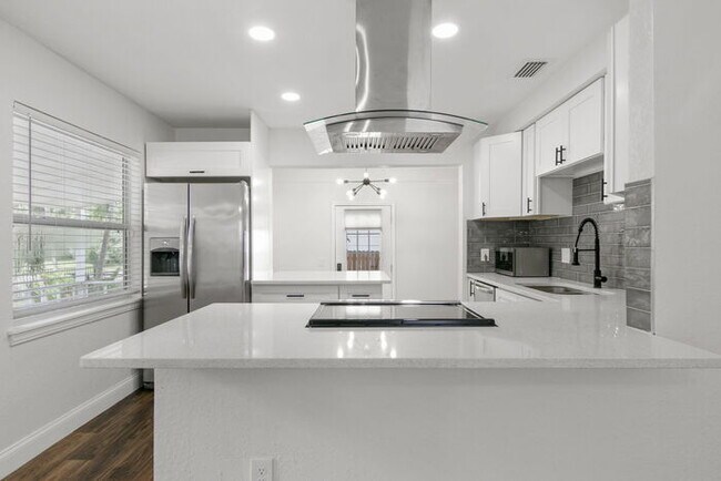 Building Photo - FULLY FENCED Home For Rent in St Petersburg!