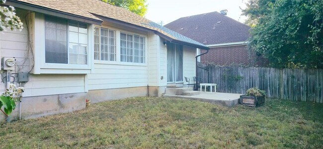 Building Photo - 1111 Blue Fox Dr