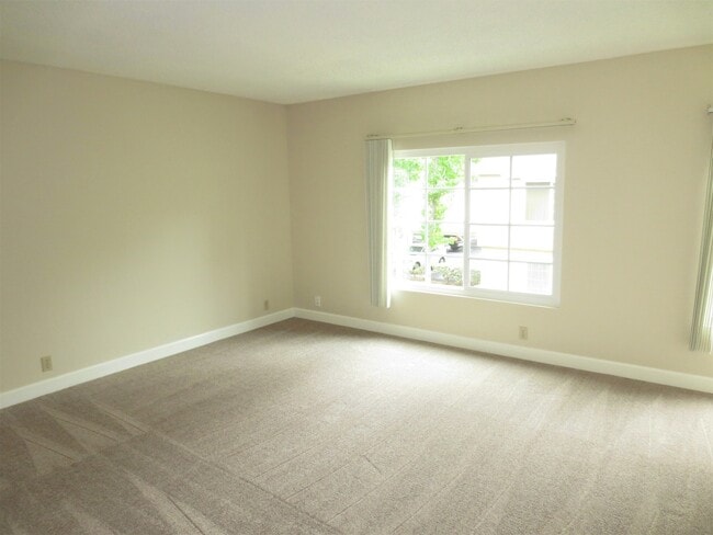 Building Photo - Spacious Two Story Townhome in Woodbridge