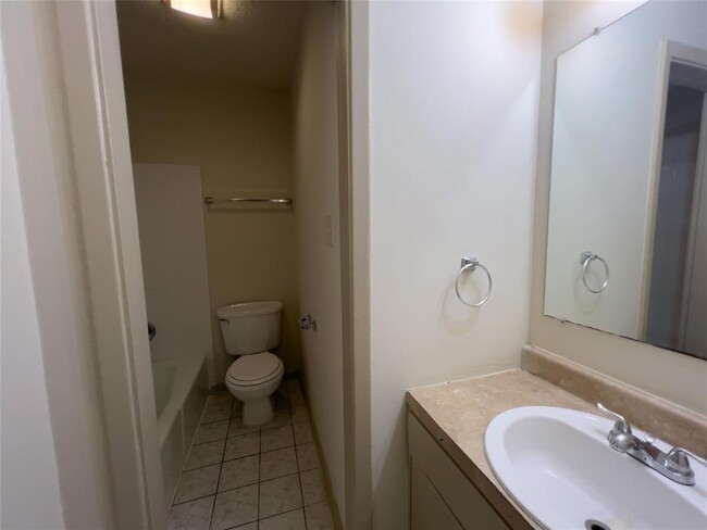 Building Photo - 7206 Creekside Dr