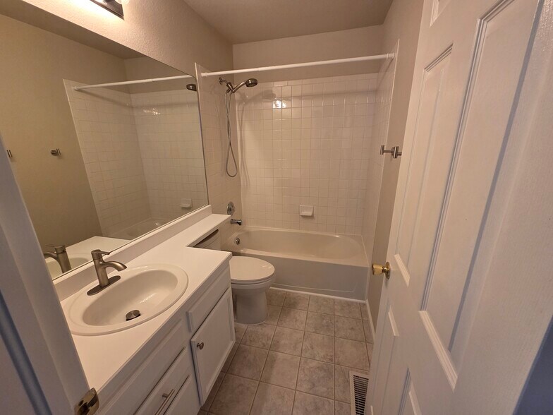 Upstairs Bathroom - 3918 Leah Hts