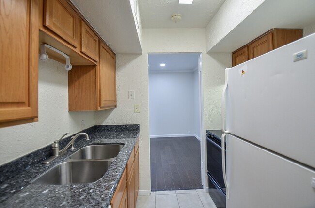 Building Photo - 2121 Fountain View Dr
