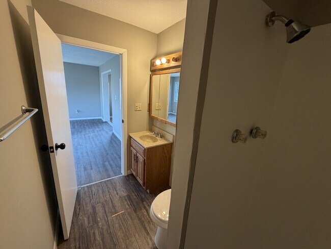 Building Photo - 4300 E 175th St