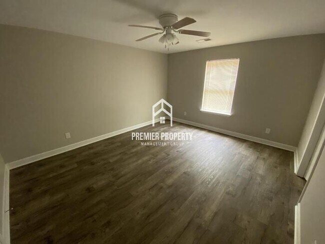 Building Photo - $500 OFF FIRST MONTHS RENT!