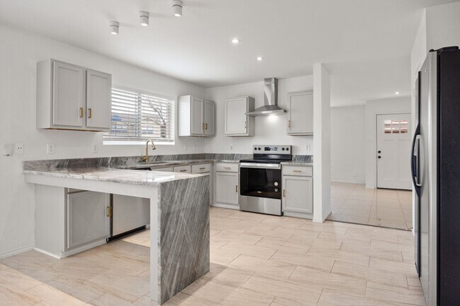 Building Photo - Beautiful 3 bedroom 2 bath home on Big Corner Lot!