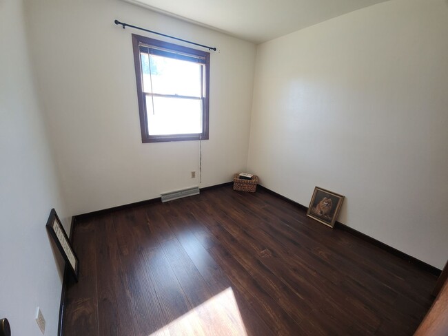 Building Photo - Family-Friendly 3BR Ranch with Home Office...