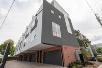 Building Photo - 4210 Roseland Ave