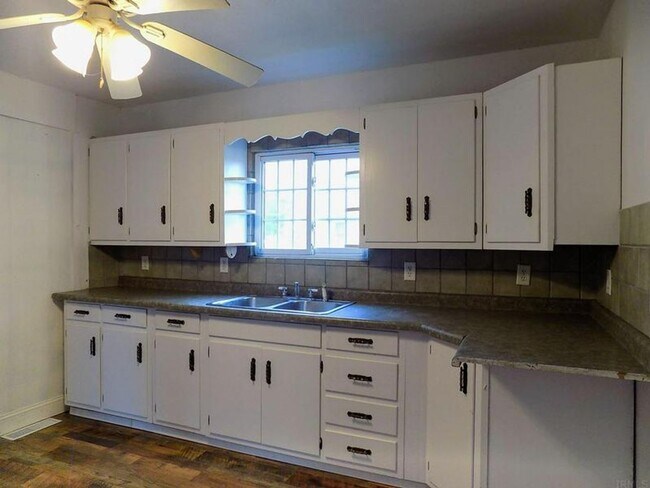 Building Photo - 4 Bedroom 1 bath