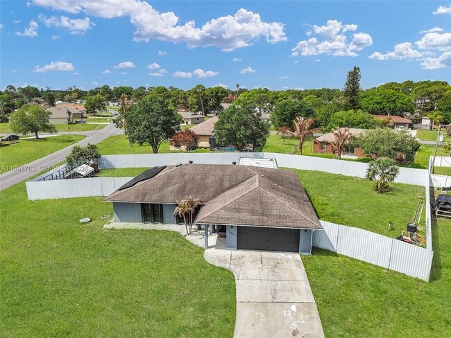 Building Photo - 702 NW Orchid St