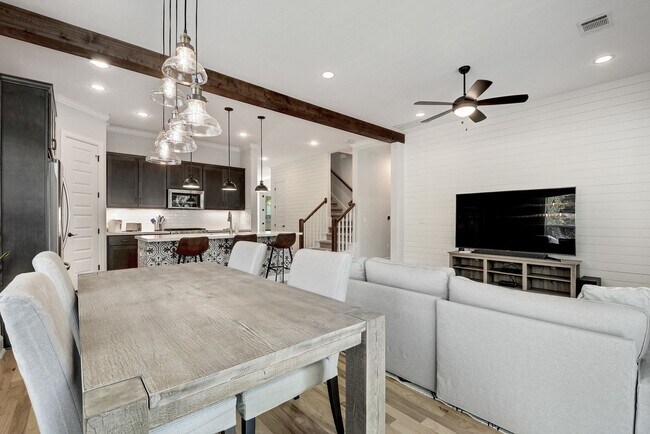 Building Photo - North Loop Area Gem!!!
