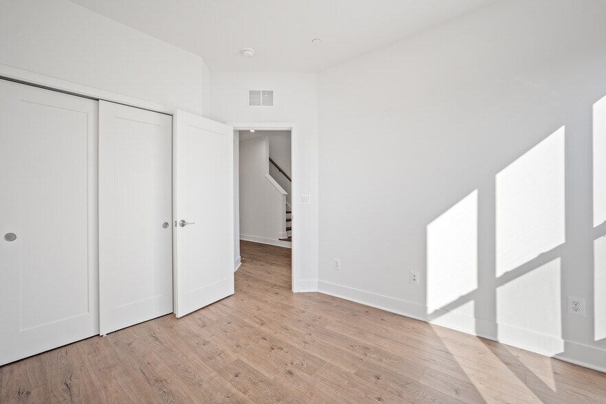 Bedroom 3 Closet - 5504 Topaz Ln