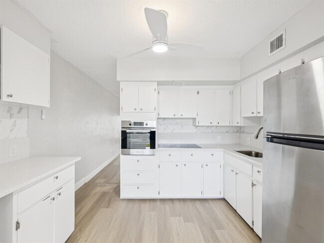 Building Photo - 2433 Brazilia Dr