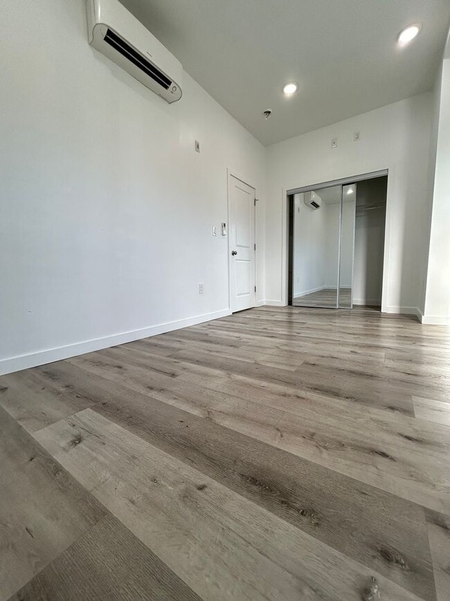 Building Photo - Modern & Renovated 1BD 1BA Apartment