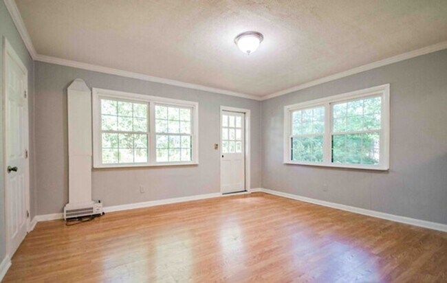 Building Photo - Fabulous home near the fairgrounds-$500 off 1st months rent!