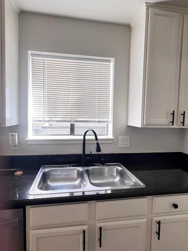 Building Photo - 880 E Fremont Ave