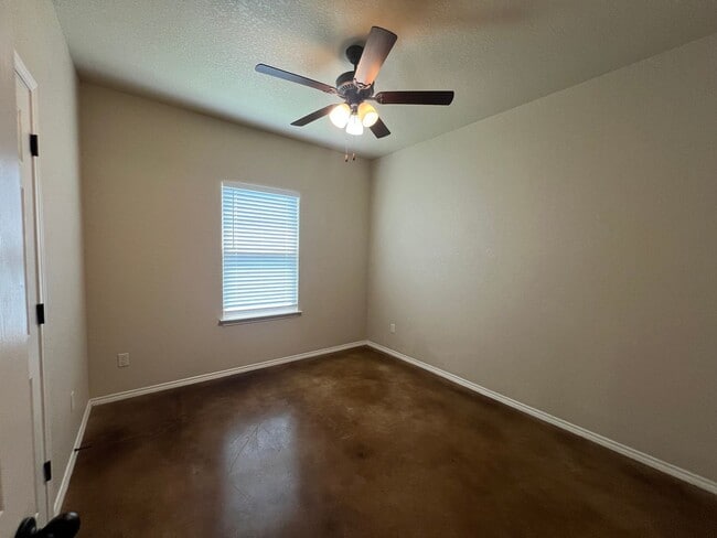 Building Photo - Luxury 3/2 duplex in NBTX