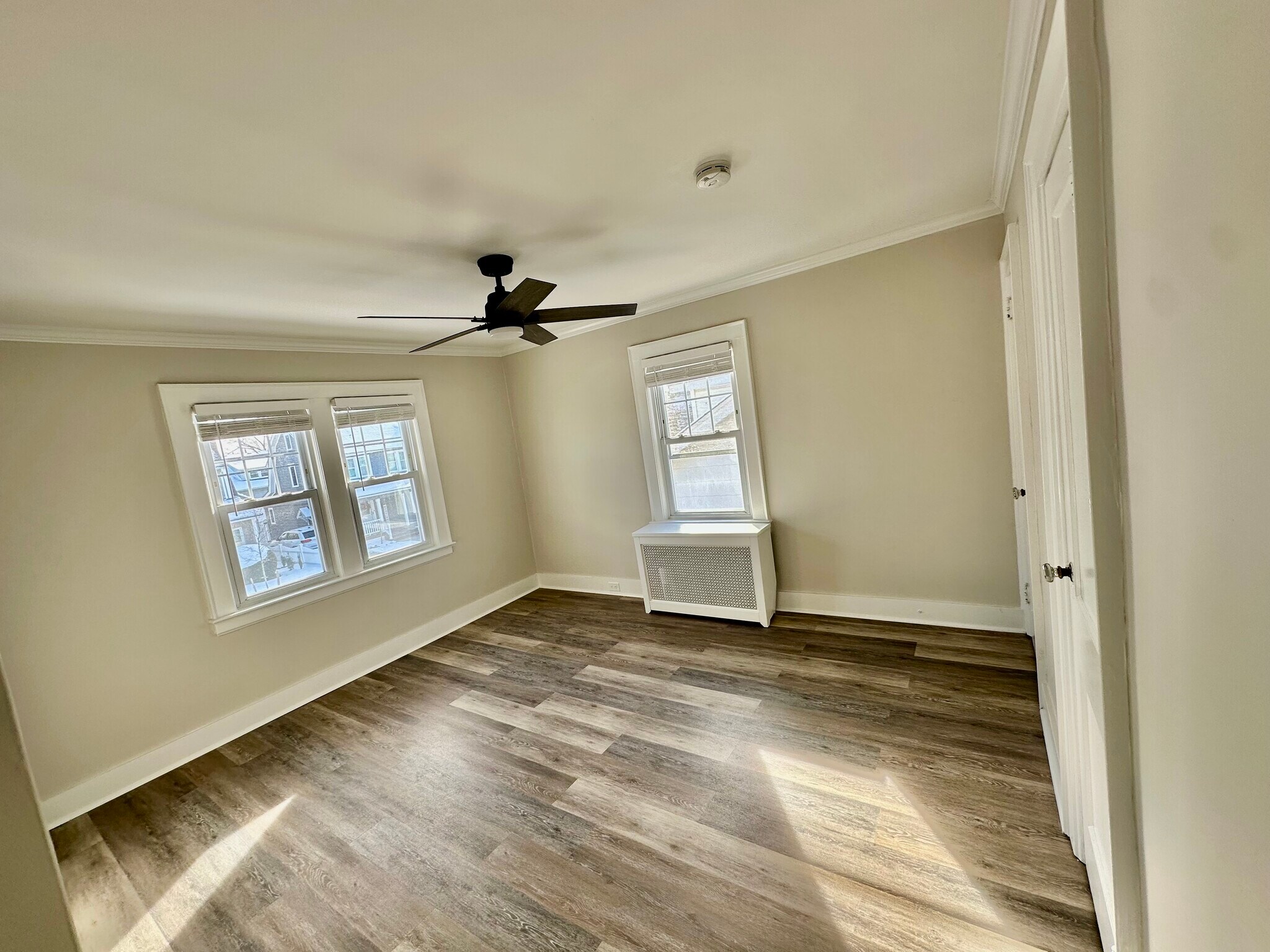 LIVING ROOM/BEDROOM - 10 Vernon Ave