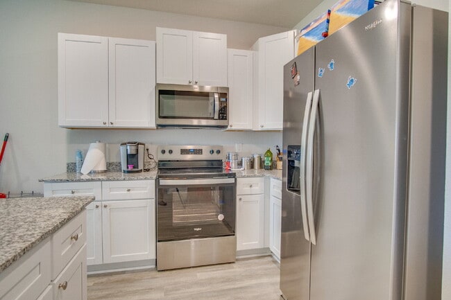 Building Photo - 3 Bed, 2.5 Bath Townhome – Prime Central L...