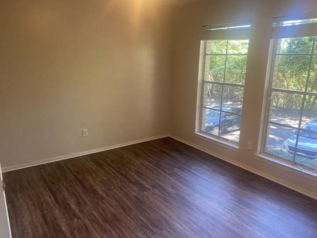 Building Photo - Gorgeous 2 Bedroom 1.5 Bathroom Condo With Stunning Flooring! AMAZING DEAL.