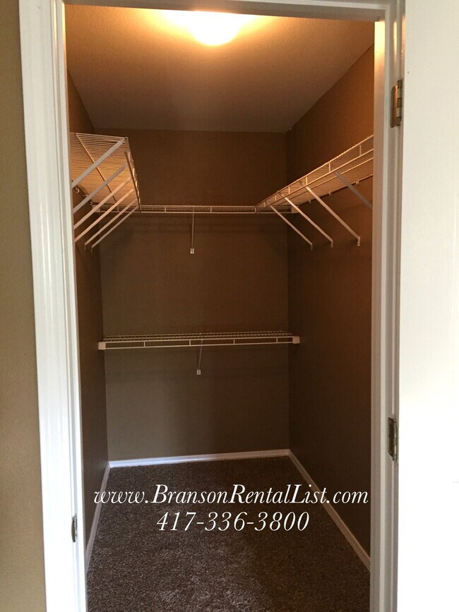 Building Photo - Large 5 Bedroom with lawn care and a commu...