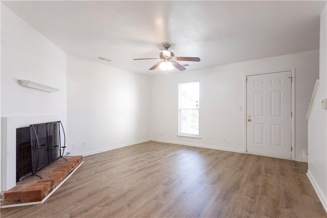 Building Photo - 1585 Springleaf Point SE