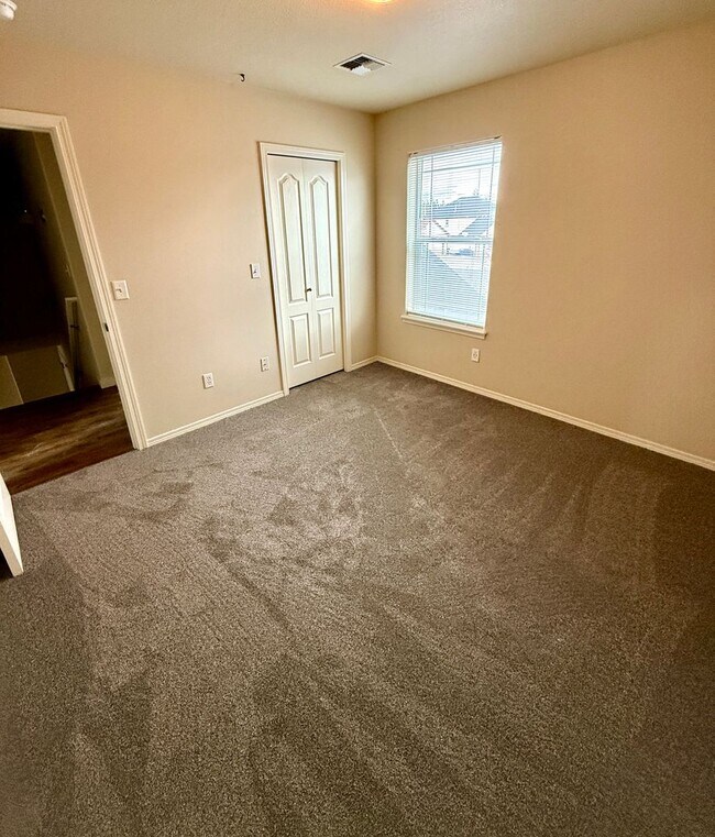 Building Photo - Updated 3 BR/2.5  BA with new flooring and paint!