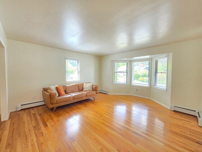 Building Photo - $3,050 - 4 Bed / 2.5 Bath Beautiful Home in Upper South Hill