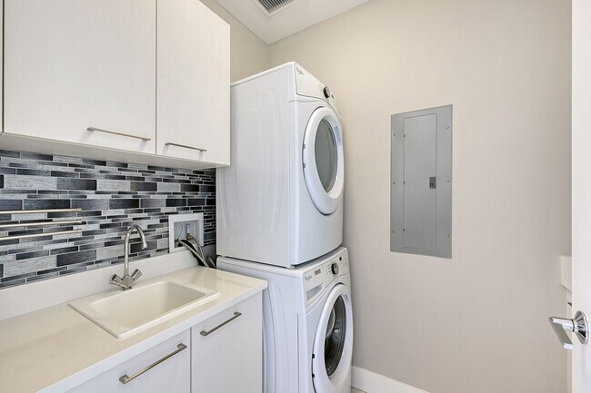 Building Photo - 1155 N Gulfstream Ave
