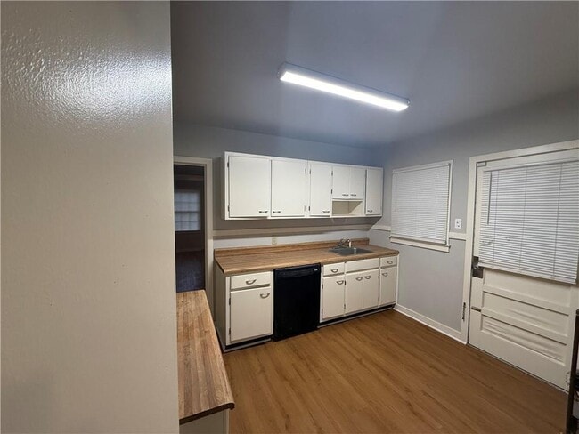 Building Photo - 120 Paris Ave