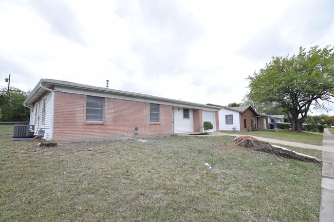 Building Photo - 118 South Dr