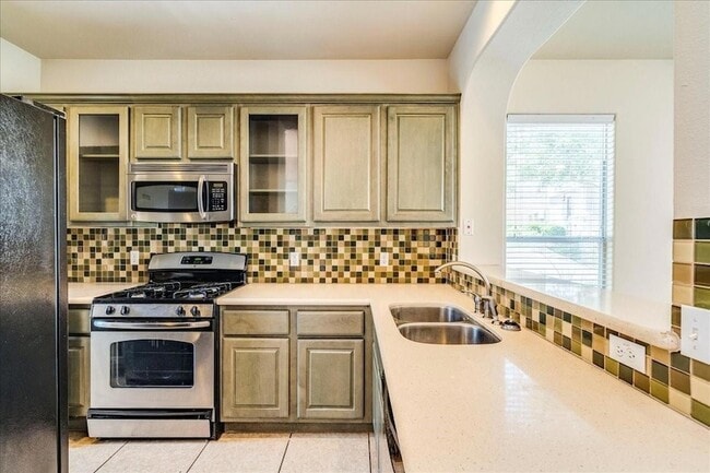 Building Photo - 2924 Bond Dr