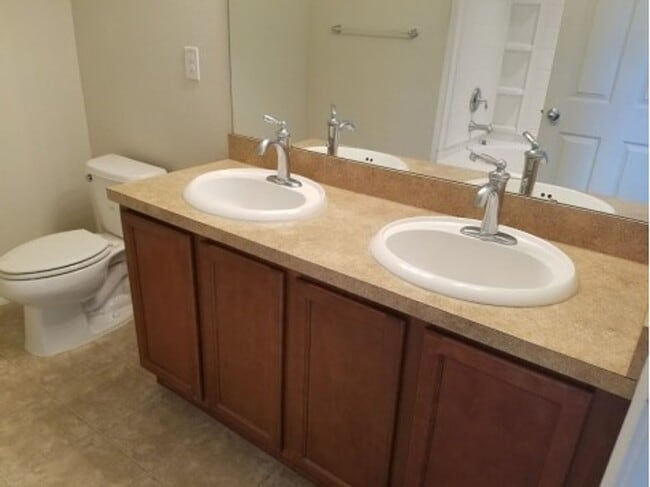 Building Photo - Well laid out 2 BDS / 2.5 Bth Townhome wit...