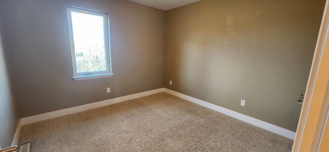 Building Photo - 1035 Rd Runner St