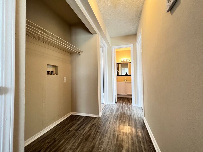 Building Photo - 2 Bedroom 2 Bath Apartment w/ Washer and Dryer Connections