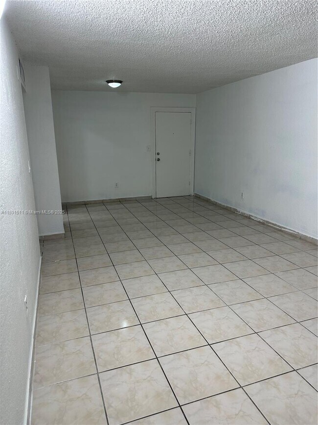 Building Photo - 606 W 81st St